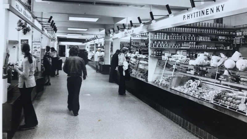 Sisäkuva kauppahallin keskuskäytävältä vuodelta 1968. Kuva Pohjois-Karjalan museo.